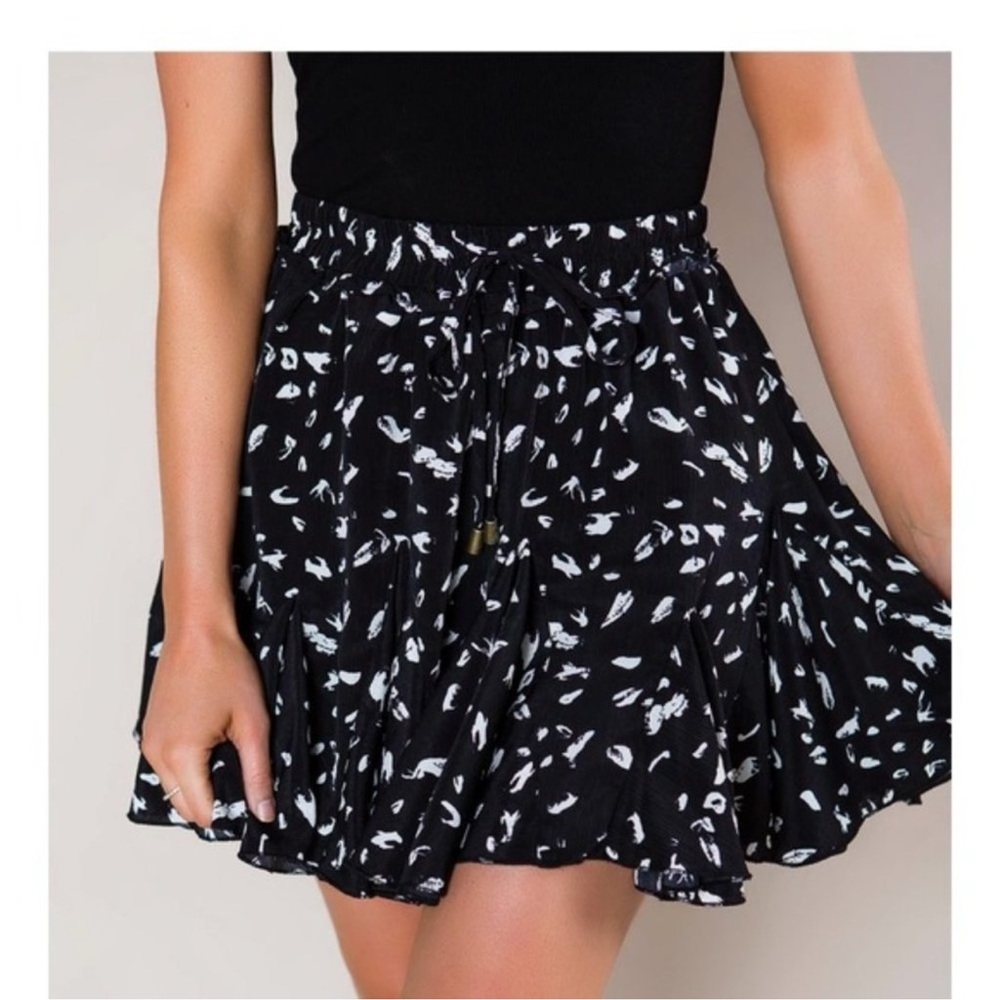 Entro Anthropologie Leaves Ruffle Skort Asymmetrical Flirty Black and White L‎
